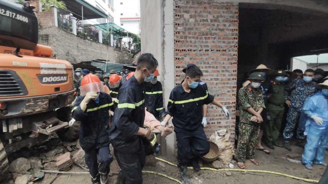 NÓNG: Sạt lở bờ kè vùi lấp 4 người ở thành phố Hạ Long