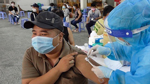 Tự uống thuốc chống dị ứng trước khi tiêm vắc xin theo "kinh nghiệm trên mạng": Chuyên gia nói gì?
