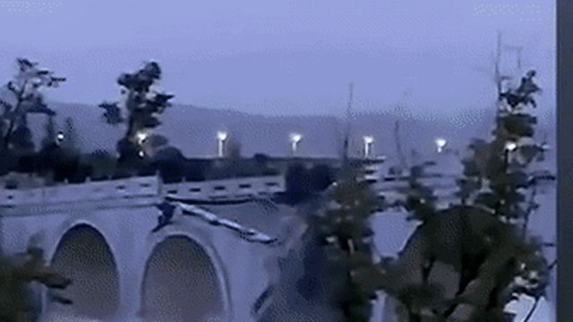 Clip: Cây cầu bất ngờ đổ sập ngay sau khi có người đi qua, khoảnh khắc đáng sợ khiến ai cũng thót tim