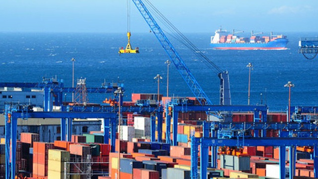 Điều gì đang xảy ra với mạng lưới vận tải biển Việt Nam và thế giới? Liệu sẽ xuất hiện hiệu ứng 'domino' khi hàng trăm container ùn ứ, giá cước tăng mạnh?