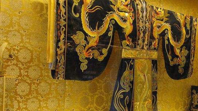 Long bào của các vị Hoàng đế Trung Hoa ngày xưa đều bị cấm giặt bằng nước, vậy thì các cung nhân phải xử lý như thế nào?