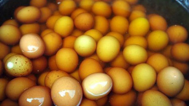 Trứng luộc nước tiểu - món đặc sản nghe tên thôi đã thấy "trầm cảm"