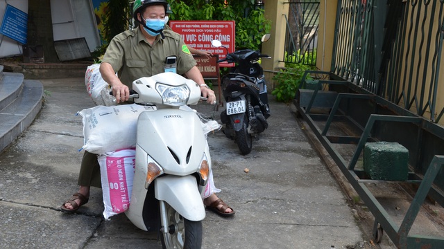 Dân phòng, tổ trưởng dân phố đi phát thực phẩm cho lao động nghèo, sinh viên khó khăn