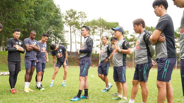V-League dừng đến tháng 2-2022, các ngoại binh ra sao?