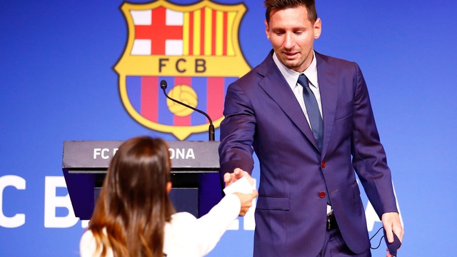 Bà xã tinh tế đưa khăn giấy khi chứng kiến Messi bật khóc