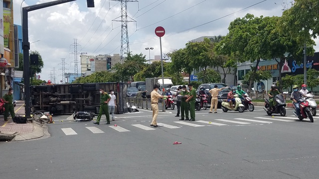 Tai nạn liên hoàn giữa xe tải, xe máy và xe đạp ở Sài Gòn
