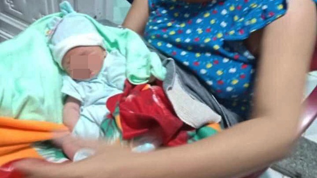 Nghe tiếng khóc yếu ớt trong đêm, mở cửa phát hiện bé trai sơ sinh bị bỏ rơi trong thau nhựa