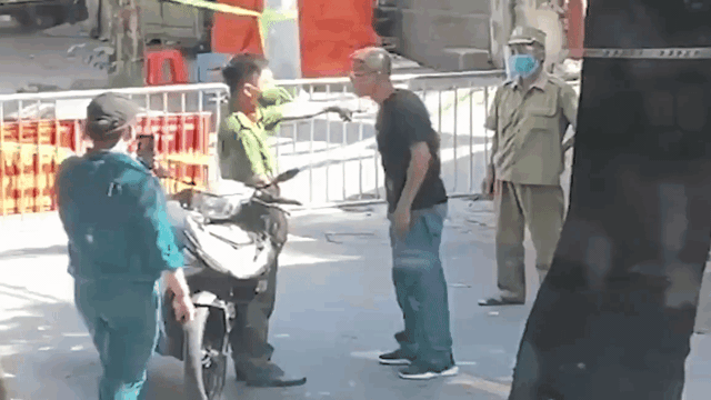 Ra đường không đeo khẩu trang bị kiểm tra, nam thanh niên đấm cán bộ chốt kiểm dịch tới tấp