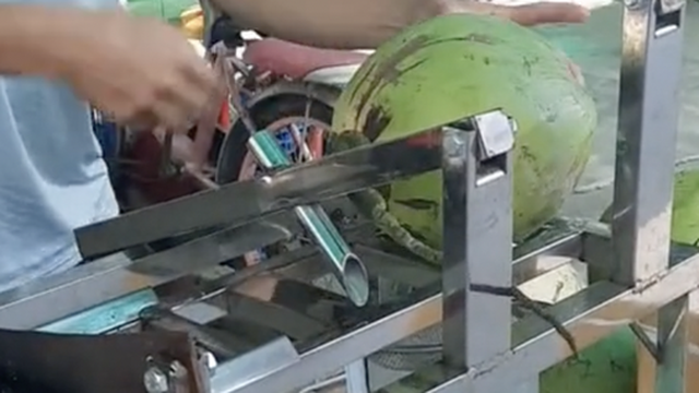 Ở Việt Nam có loại máy 'tự chế' thọt lủng trái dừa trong 1 nốt nhạc, mấy anh Tây nhìn vào cũng sửng sốt vì công nghệ quá đỉnh!