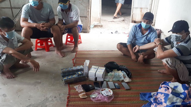 6 đối tượng “thủ” 100 bộ bài để đánh bạc trong lúc giãn cách