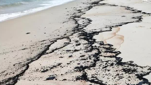 Gần 5km bờ biển Quảng Bình xuất hiện vết "dầu lạ": Sở TN-MT sau kiểm tra, nói gì?