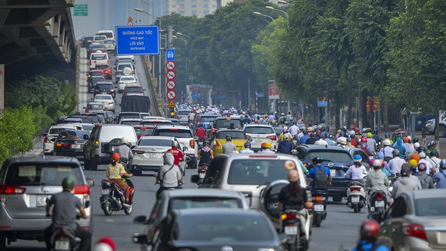 Ngày cuối giãn cách xã hội đợt 4, nhiều tuyến phố Hà Nội xe cộ tấp nập