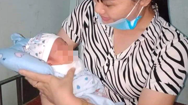 Bé trai kháu khỉnh đặt trong giỏ nhựa bỏ rơi trước cổng nhà dân lúc nửa đêm
