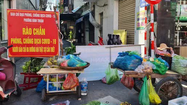 Tiểu thương tràn xuống vỉa hè lập chợ cóc giữa trung tâm TP Đà Nẵng