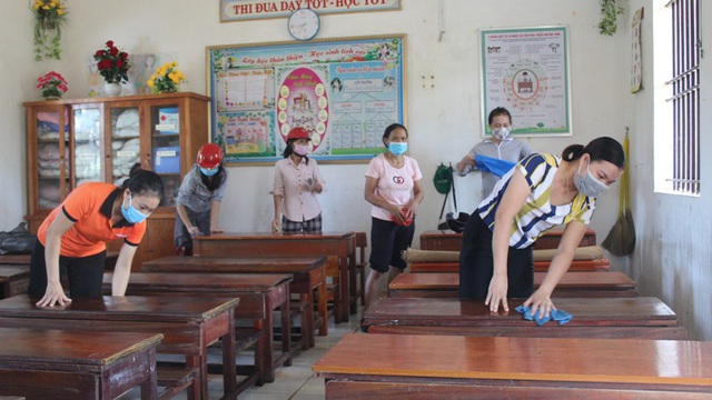 Thầy cô hối hả dọn trường lớp chuẩn bị ngày đón học sinh sau lũ