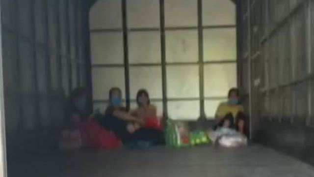 4 nữ công nhân trốn trong thùng xe "luồng xanh" không qua mắt được công an ở Hà Nội