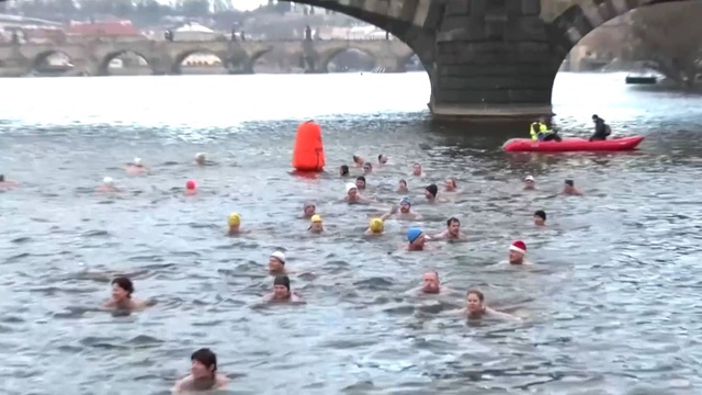 Hàng trăm người thi bơi qua sông lạnh cóng, nhiệt độ tới -3 độ C