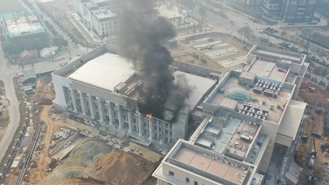 Đám cháy cùng cột khói đen bốc cao tại công trình trụ sở Tòa án nhân dân TP Hà Nội