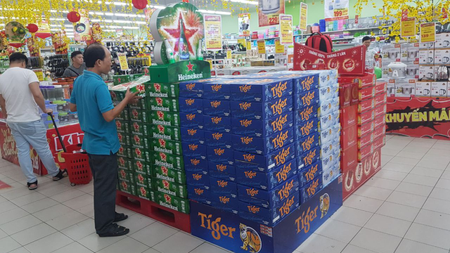 Thị trường bia Tết ảm đạm, người dân chọn 'săn' bia tại siêu thị thay vì mua lẻ bên ngoài