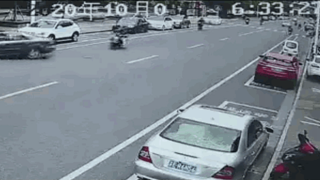 Clip: Đạp nhầm chân ga, tài xế khiến ô tô đâm loạn xạ trên phố