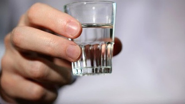 Từ câu chuyện cái cốc đựng nước, rút ra bài học về thái độ sống