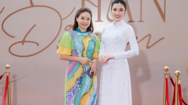 MC Kim Huyền Sâm, ca sĩ Kim Long diện áo dài đi xem show của NTK Kenny Thái