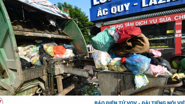 Hà Nội mạnh tay xử lý xe thu gom rác vi phạm, gây ùn tắc