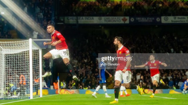 Casemiro sắm vai người hùng, Man United thoát hiểm trước Chelsea theo kịch bản nghẹt thở