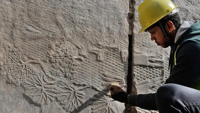 Khai quật những bức chạm khắc trên đá từ thời Đế chế Assyria cổ đại