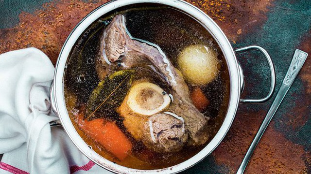 Uống nước hầm xương nhiều chưa chắc đã khỏe, thay vào đó hãy ăn 5 món