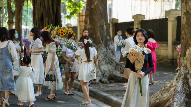Hàng trăm người đổ về phố Phan Đình Phùng ''săn nắng'' mùa thu Hà Nội