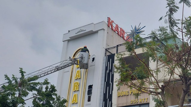 Cháy quán karaoke ở Đà Nẵng, cảnh sát đục tường dập lửa