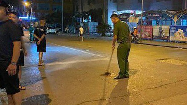 Hà Nội: Cảnh sát bắt nam thiếu niên ném chai thuỷ tinh vào người đi đường