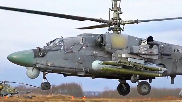 Trực thăng Nga Ka-52 tránh được 4 quả tên lửa Stinger của đối phương