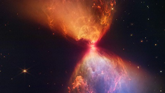 NASA lần đầu ghi lại được cảnh một ngôi sao bắt đầu hình thành