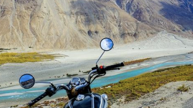 Chạy xe máy dưới núi tuyết Ladakh và kỷ niệm lạc đường trong đêm của travel blogger Việt