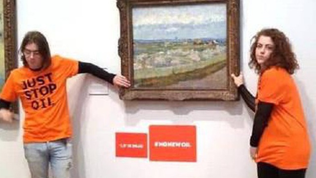 Hai nhà hoạt động môi trường phá hoại tranh của Van Gogh bị kết án