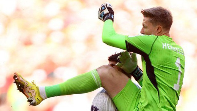 Lên gối như MMA, thủ môn Xứ Wales phải nhận thẻ đỏ đầu tiên của World Cup 2022