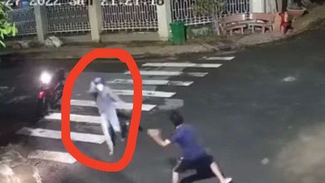 CLIP: Người phụ nữ bị tên cướp dùng dao cứa cổ trên đường phố Biên Hòa