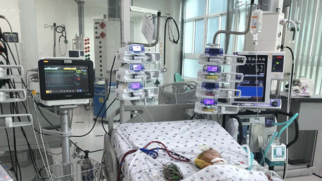 Đặt ECMO cứu bệnh nhi sốc sốt xuất huyết biến chứng suy hô hấp cấp