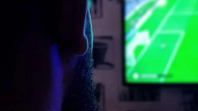 Người đàn ông bị liệt mặt do thức đêm xem World Cup 2022