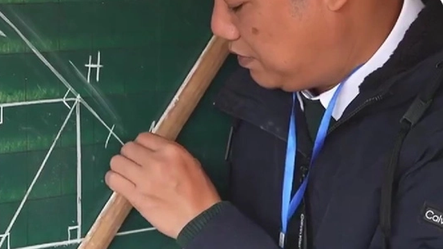 Người thầy một tay gieo chữ nơi vùng khó