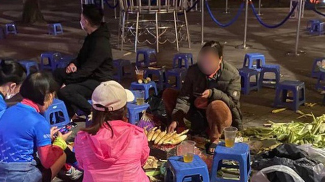 Thưởng thức đồ ăn vặt tại Hồ Gươm, cô gái mất 320.000 đồng cho 4 củ khoai
