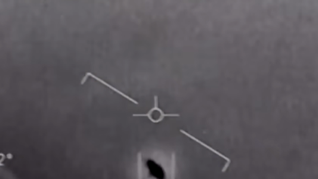 Lầu Năm Góc nhận 400 báo cáo về UFO
