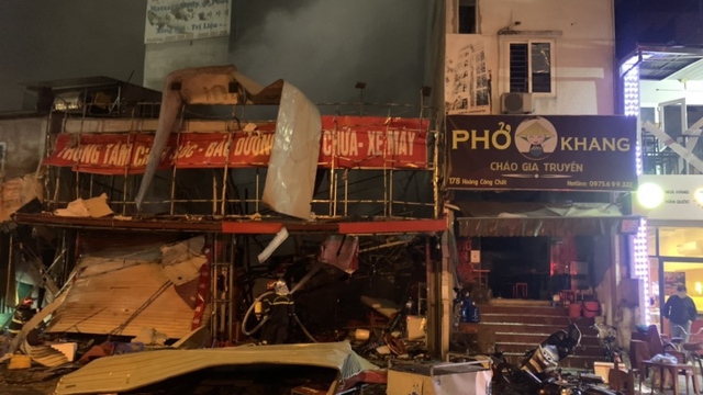 Hà Nội: Nổ kinh hoàng ở cửa hàng sửa xe máy, 3 người bị thương