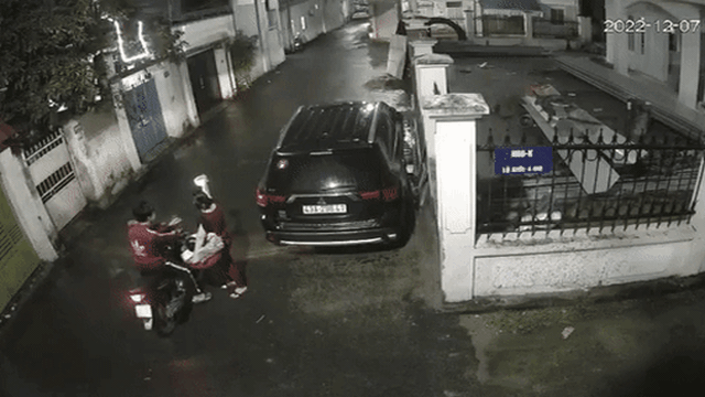 CLIP: Nam thanh niên ra tay bất ngờ với người phụ nữ trong đêm vắng