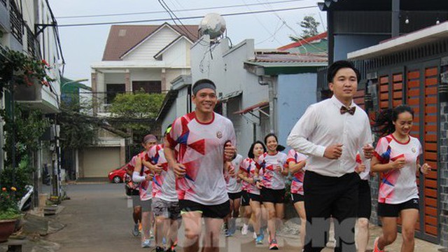 Chú rể cùng 30 người chạy bộ hơn 31 km đi đón dâu
