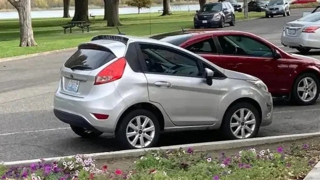 Ford Fiesta ngắn và kỳ cục nhất thế giới: Xe thật nhưng trông như ghép Photoshop