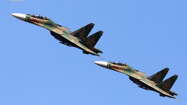 Mãn nhãn màn trình diễn của 'hổ mang chúa' Su-30MK2 trên bầu trời Hà Nội