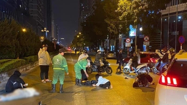 Hà Nội: Nữ tài xế lao xe vào 3 người đi bộ, 1 nạn nhân nhập viện